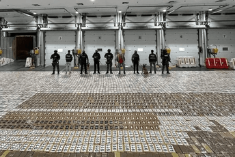 Policija u Ekvadoru pronašla šest tona kokaina u pošiljci banana Policija u Ekvadoru pronašla šest tona kokaina u pošiljci banana