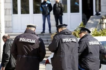 Policajac u Tuzli osuđen na 25 godina zatvora za ubistvo Amre Kahrimanović Policajac u Tuzli osuđen na 25 godina zatvora za ubistvo Amre Kahrimanović