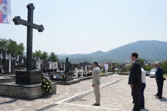 Udruženja žrtava genocida u Srebrenici: Traže izvinjenje od Delegacije EU zbog “odavanja počasti vojnicima VRS” Udruženja žrtava genocida u Srebrenici: Traže izvinjenje od Delegacije EU zbog “odavanja počasti vojnicima VRS”