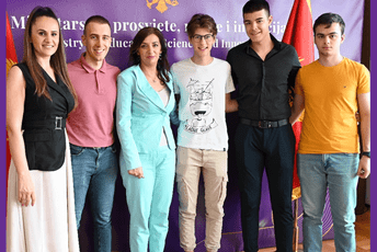 Jakšić-Stojanović ugostila mlade robotičare uoči njihovog odlaska na FIRST Global Challenge Ministarka Jakšić Stojanović ugostila robotičare uoči njihovog odlaska na FIRST Global Challenge