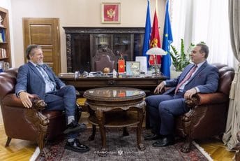 Crna Gora u kontinuitetu pokazuje otvorenost i solidarnost u postupanju prema izbjeglicama i pružanju humanitarne pomoći Crna Gora u kontinuitetu pokazuje otvorenost i solidarnost u postupanju prema izbjeglicama i pružanju humanitarne pomoći