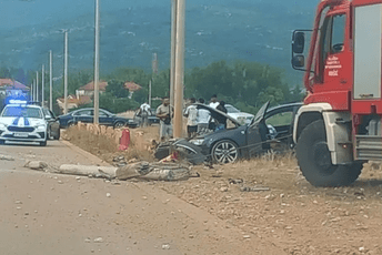 Udes u Nikšiću: Vozilom u stub od ulične rasvjete Udes u Nikšiću: Vozilom u stub od ulične rasvjete