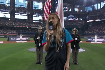 (VIDEO) Pijana izvela američku himnu, snimak postao viralan