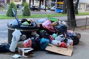 Nevjerovatno: Gomile smeća po trotoaru u strogom centru Podgorice Nevjerovatno: Gomile smeća po trotoaru u strogom centru Podgorice