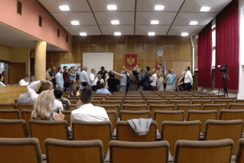 Inicijativa za smjenu Kovačevića skinuta sa dnevnog reda, opozicija blokirala rad sjednice; Vuković: Nastavljamo u utorak Inicijativa za smjenu Kovačevića skinuta sa dnevnog reda, opozicija blokirala rad sjednice; Vuković: Nastavljamo u utorak