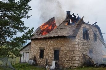Žabljak: Grom zapalio kuću Žabljak: Grom zapalio kuću
