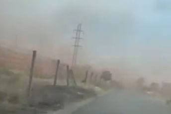 Alarmantno u okolini Podgorice: Vjetar dizao prašinu sa bazena crvenog mulja, širila se prema Botunu (VIDEO) Alarmantno u okolini Podgorice: Vjetar dizao prašinu sa bazena crvenog mulja, širila se prema Botunu (VIDEO)