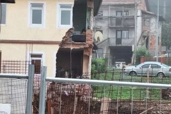 Pljevlja: Počelo urušavanje objekta u vlasništvu opštine iznad gradilišta Pljevlja: Počelo urušavanje objekta u vlasništvu opštine iznad gradilišta