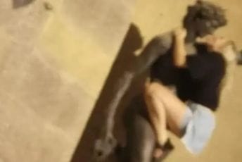 Turistkinja ljubila statuu u Firenci: Italijani poručuju "Uhapsite je" Turistkinja ljubila statuu u Firenci: Italijani poručuju "Uhapsite je"
