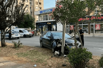 Baranin preminuo za volanom, vozilo udarilo u stub ulične rasvjete