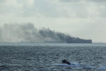 (VIDEO) Dva velika naftna tankera se zapalila nakon sudara (VIDEO) Dva velika naftna tankera se zapalila nakon sudara
