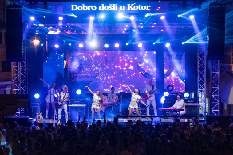 (FOTO/VIDEO) Marko Tolja i RING ABBA tribute bend rasplesali publiku
