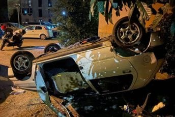 (FOTO) Grupa mladih u Kotoru demolirala automobil, pa ga prevrnula na krov