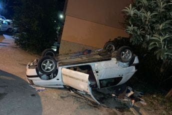 Uprava policije o demoliranom automobilu u Kotoru: Nije podnošena prijava, vozilo duže vrijeme na tom mjestu