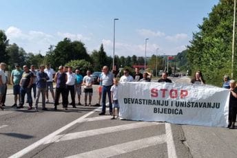 Mještani nekoliko sela na pola sata blokirali put Bijelo Polje-Prijepolje: Ne žele kamenolom u Bijedićima, braniće imanja po svaku cijenu Mještani nekoliko sela na pola sata blokirali put Bijelo Polje-Prijepolje: Ne žele kamenolom u Bijedićima, braniće imanja po svaku cijenu