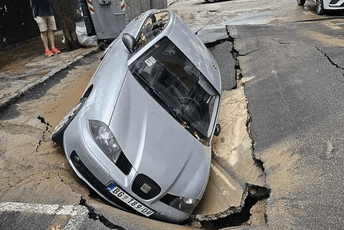 (VIDEO) Asfalt "progutao" automobil u Beogradu