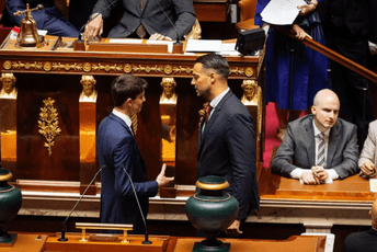 (VIDEO) Francuski poslanici razmijenili teške riječi: "Lud si ako misliš da ću da se rukujem sa rasistom" (VIDEO) Francuski poslanici razmijenili teške riječi: "Lud si ako misliš da ću da se rukujem sa rasistom"