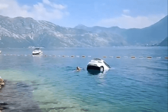 (VIDEO) Kostanjica: Automobil sletio na plažu punu kupača, pa završio u moru