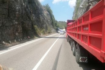 ODT Nikšić: Jedna osoba poginula u sudaru autobusa i putničkog vozila ODT Nikšić: Jedna osoba poginula u sudaru autobusa i putničkog vozila