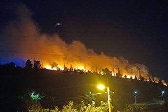 Vatrogasci uključili dodatne snage: Stavljaju požar na Gorici pod kontrolu (FOTO / VIDEO)