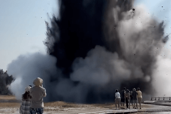 (VIDEO) Iznenadna erupcija u Jeloustonu zatekla posjetioce (VIDEO) Iznenadna erupcija u Jeloustonu zatekla posjetioce