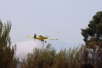 Aktivan požar na istočnoj strani brda Gorica, u gašenju pomažu avion i vatrogasci iz Kolašina i Nikšića