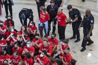 Policija Kapitola uhapsila jevrejske aktiviste koji su pozivali na embargo na oružje Izraelu Policija Kapitola uhapsila jevrejske aktiviste koji su pozivali na embargo na oružje Izraelu