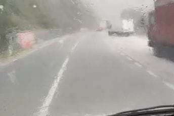(VIDEO) Nevrijeme zahvatilo Crnu Goru: Grad padao na Obzovici (VIDEO) Nevrijeme zahvatilo Crnu Goru: Grad padao na Obzovici