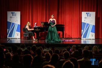 “Tivtu s ljubavlju”: Prvi koncert Antonie Vučinović publika nagradila aplauzima i bisom “Tivtu s ljubavlju”: Prvi koncert Antonie Vučinović publika nagradila aplauzima i bisom