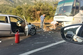 Sudarili se autobus i putničko vozilo kod Sozine Sudarili se autobus i putničko vozilo kod Sozine