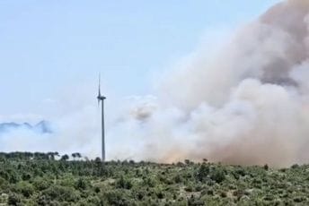 (VIDEO) Bukti požar na Pelješcu, angažovano oko 90 vatrogasaca i četiri kanadera