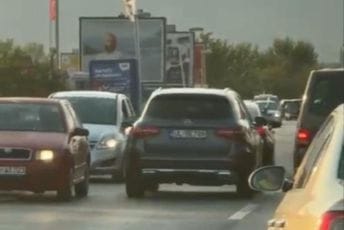 (VIDEO) Pogledajte kako se u saobraćaju ponaša Abazović (VIDEO) Pogledajte kako se u saobraćaju ponaša Abazović