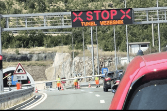 Udes na autoputu, saobraćaj u prekidu na putnom pravcu prema Kolašinu Udes na autoputu, saobraćaj u prekidu na putnom pravcu prema Kolašinu