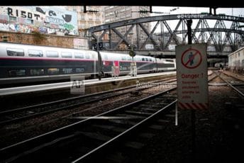 Zbog paljenja infrastrukture stali vozovi u Parizu