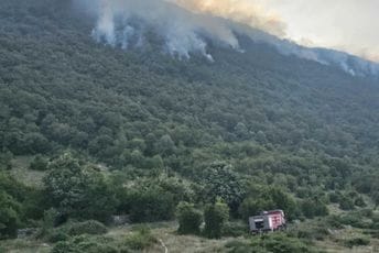 Vatrena stihija "guta" sve pred sobom na brdima između Budve i Cetinja: Nepristupačan teren onemogućava gašenje