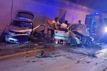 Sudar u Vrmcu: Povrijeđene tri osobe, saobraćaj je u prekidu Sudar u Vrmcu: Povrijeđene tri osobe, saobraćaj je u prekidu