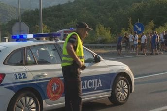 Stanovnici Crmnice opet blokirali Sozinu: Vlada da precizira uslove za povlastice Stanovnici Crmnice opet blokirali Sozinu: Vlada da precizira uslove za povlastice