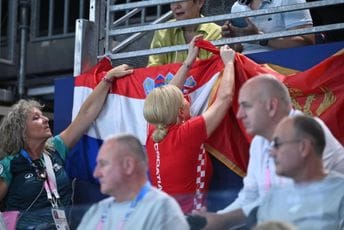 Pogledajte dobrosusjedski gest Grabar-Kitarović: Svezala zastave Crne Gore i Hrvatske