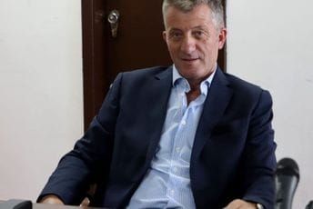 Dio zaposlenih u RTCG traži provjeru doktorata Drljevića: Tvrde da je prepisao 35 strana Dio zaposlenih u RTCG traži provjeru doktorata Drljevića: Tvrde da je prepisao 35 strana