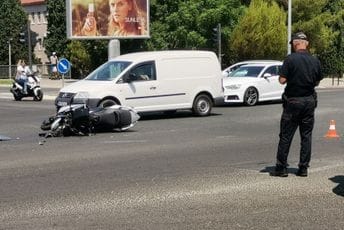 Podgorica: Sudar motora i putničkog vozila, motociklista lakše povrijeđen Podgorica: Sudar motora i putničkog vozila, motociklista lakše povrijeđen