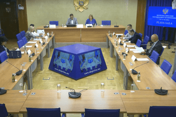 Janović i Adžić napustili sjednicu Odbora za bezbjednost: Parlament ponižen, građani zaslužuju da znaju šta se dešava iza zatvorenih vrata Janović i Adžić napustili sjednicu Odbora za bezbjednost: Parlament ponižen, građani zaslužuju da znaju šta se dešava iza zatvorenih vrata