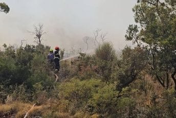 Pogledajte kako izgleda borba sa stihijom kod Sutomora (FOTO)