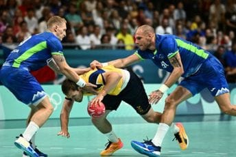 Slovenci nadigrali Švedsku, u grupi "A" su četiri ekipe bodovno izjednačene Slovenci nadigrali Švedsku, u grupi "A" su četiri ekipe bodovno izjednačene