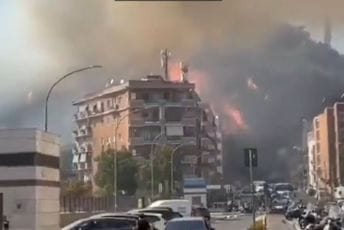 (VIDEO) Požar u Rimu: Vatra ugrozila više objekata (VIDEO) Požar u Rimu: Vatra ugrozila više objekata