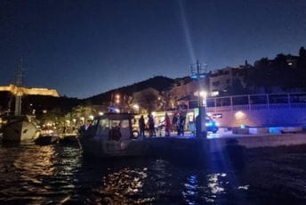 Gumeni čamac udario u stijenu kod Hvara: Poginula jedna osoba Gumeni čamac udario u stijenu kod Hvara: Poginula jedna osoba