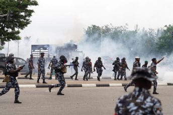 Policija suzavcem razbija demontracije protiv vlade širom Nigerije Policija suzavcem razbija demontracije protiv vlade širom Nigerije