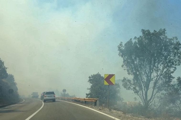 Gori u Drenoštici, vatra odmah uz put Podgorica - Nikšić Gori u Drenoštici, vatra odmah uz put Podgorica - Nikšić