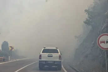 Vatrogasci se i dalje bore sa požarom kod magistrale Nikšić - Podgorica, gase ekipe iz dva grada Vatrogasci se i dalje bore sa požarom kod magistrale Nikšić - Podgorica, gase ekipe iz dva grada