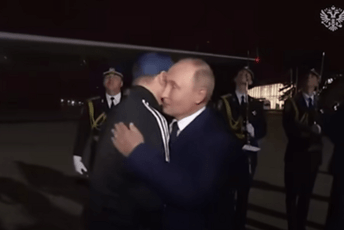 (VIDEO) Putin dočekao zatvorenike koje je Rusija razmijenila sa Zapadom (VIDEO) Putin dočekao zatvorenike koje je Rusija razmijenila sa Zapadom