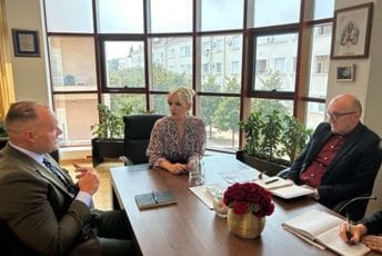 Borovinić-Bojović sa predstavnicima FK Budućnost i Sportskih objekata: Preduzećemo hitne mjere da bi se utakmice igrale u optimalnim uslovima Borovinić-Bojović sa predstavnicima FK Budućnost i Sportskih objekata: Preduzećemo hitne mjere da bi se utakmice igrale u optimalnim uslovima